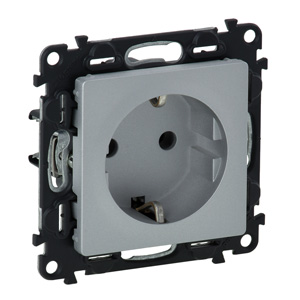 Valena Life 2P+F csatlakozóaljzat gyermekvédelemmel